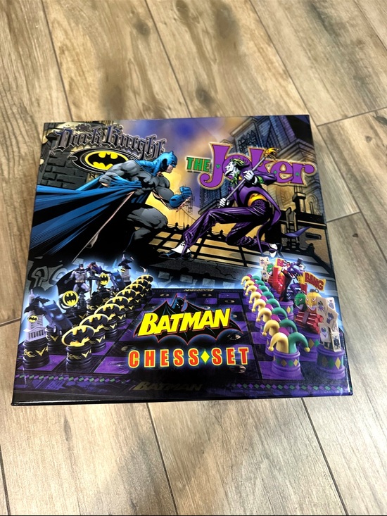 Batman Other - Batman Chess Set - The Joker Edition (Purple, Black, Yellow)